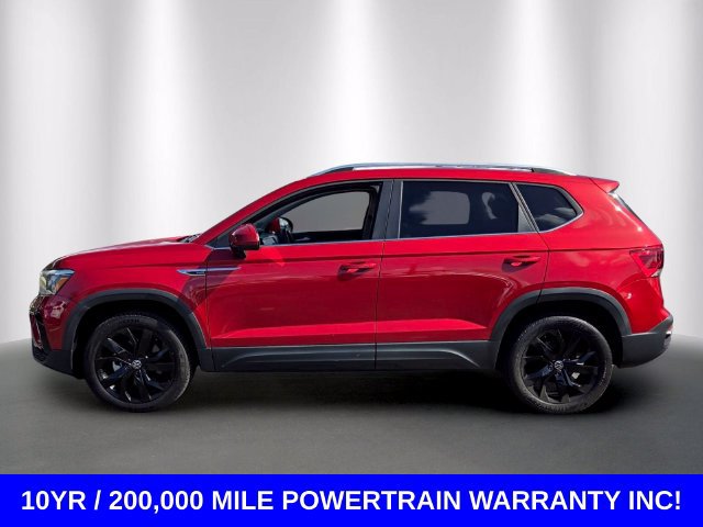 Used 2023 Volkswagen Taos SE w/ Panoramic Sunroof Package FWD image 2