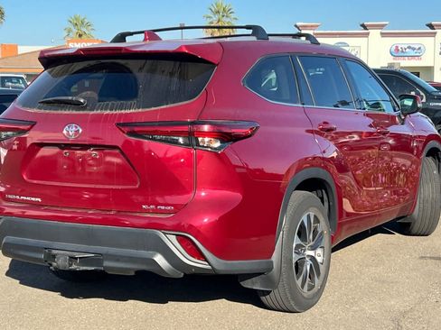 Used 2022 Toyota Highlander XLE AWD/4WD image 4
