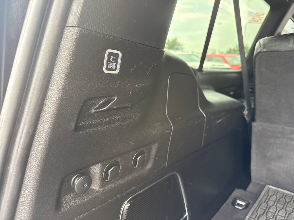 Used 2024 Jeep Wagoneer L Series II w/ Flexible Seating Group AWD/4WD image 13