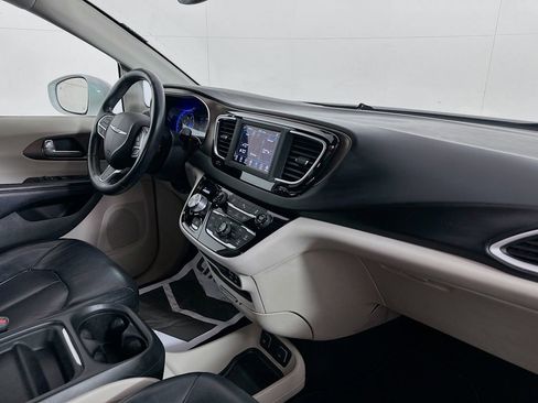 Used 2019 Chrysler Pacifica Touring-L image 30