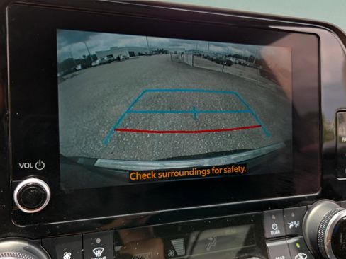 Used 2023 Toyota Highlander L FWD image 21
