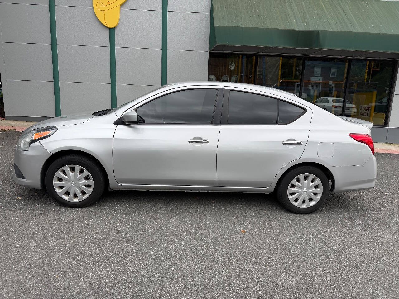 Used 2016 Nissan Versa SV FWD image 3