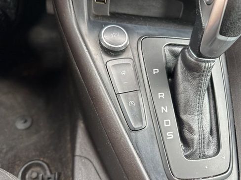 Used 2018 Ford Focus SE w/ Cold Weather Package FWD image 11