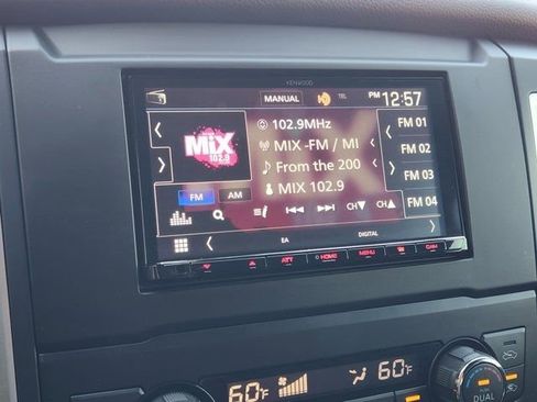 Used 2018 Nissan Titan SV w/ SV Convenience Package image 6