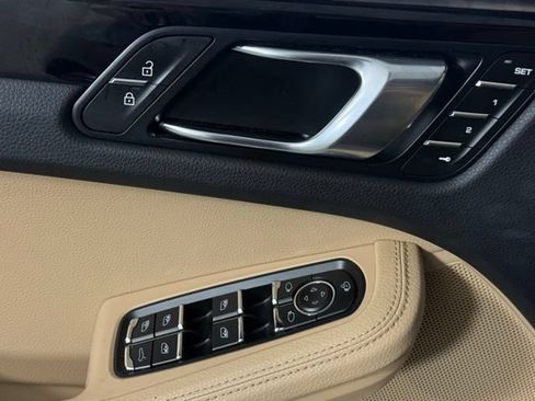 Used 2024 Porsche Macan AWD/4WD image 11