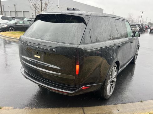 Used 2025 Land Rover Range Rover Long Wheelbase SE image 7