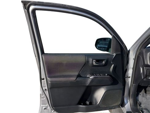 Used 2017 Toyota Tacoma TRD Sport image 23