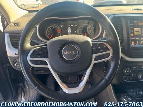 Used 2017 Jeep Cherokee Trailhawk image 23