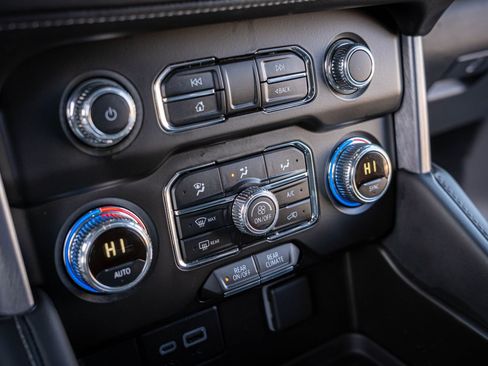 Used 2023 GMC Yukon XL SLE image 23