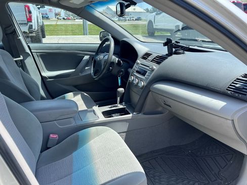 Used 2010 Toyota Camry LE FWD image 17