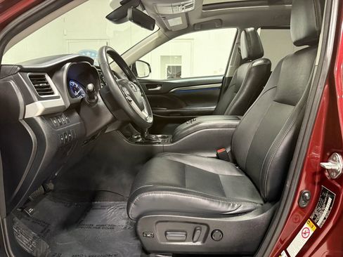 Used 2017 Toyota Highlander Limited Platinum image 10