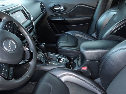 Used 2021 Jeep Cherokee Latitude Plus FWD image 18