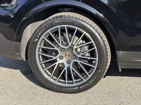 Used 2023 Porsche Cayenne AWD/4WD image 33