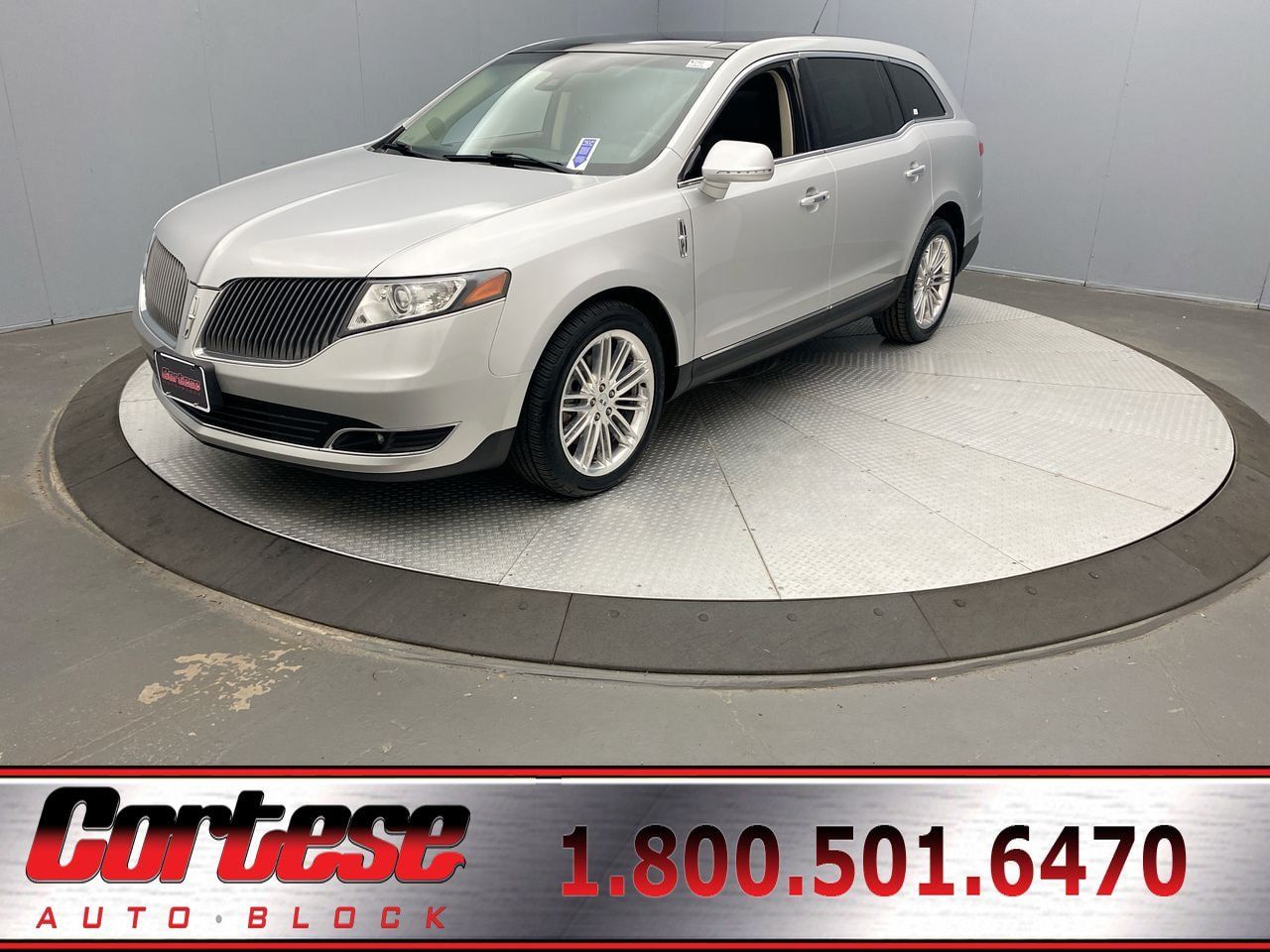 Used 2015 Lincoln MKT AWD image 1