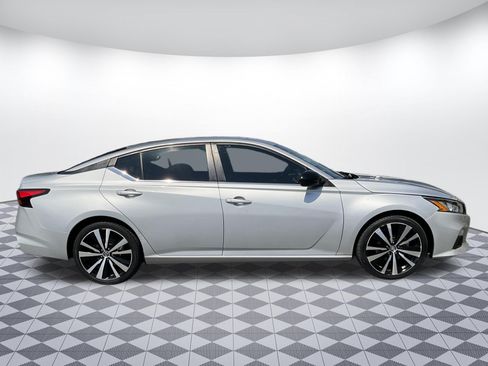 Used 2021 Nissan Altima 2.5 SR FWD image 2