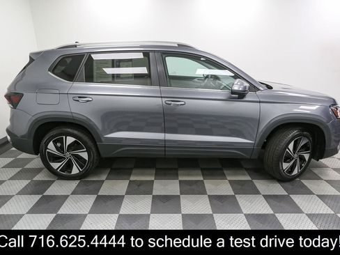 Certified 2025 Volkswagen Taos SE w/ Panoramic Sunroof Package AWD/4WD image 9