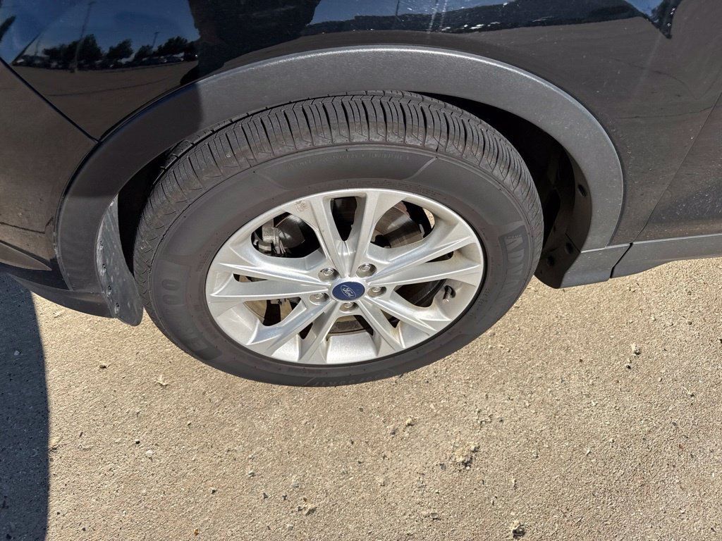 Used 2017 Ford Escape SE w/ Equipment Group 201A FWD image 12