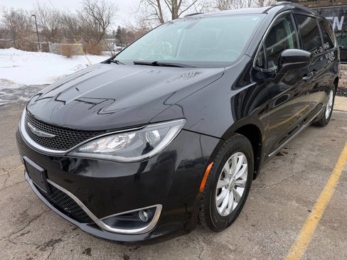 Used 2017 Chrysler Pacifica Touring-L image 7