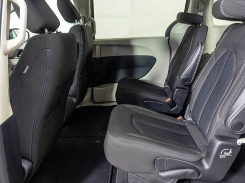 Used 2020 Chrysler Voyager LX FWD image 36