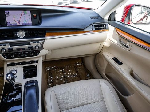 Used 2014 Lexus ES 300h w/ Luxury Package w/Bamboo Trim image 15