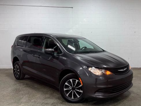 Used 2017 Chrysler Pacifica LX image 2