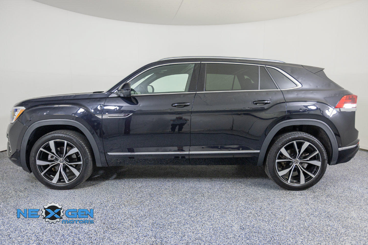 Used 2024 Volkswagen Atlas Cross Sport SEL Premium R-Line AWD/4WD image 5