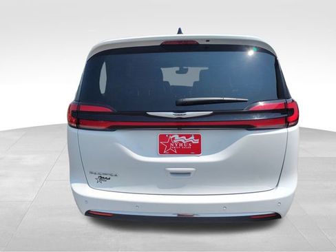 Used 2024 Chrysler Pacifica Touring-L image 5