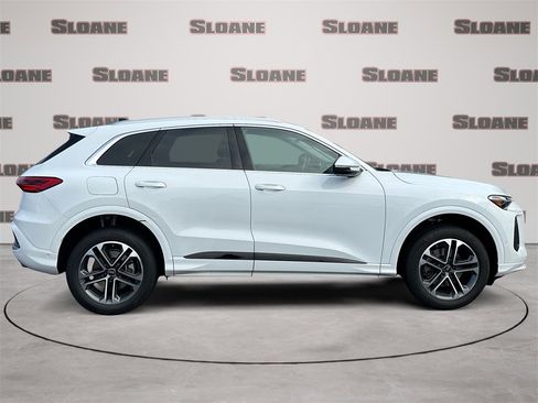 Used 2025 Audi Q5 Premium w/ Convenience Package image 6