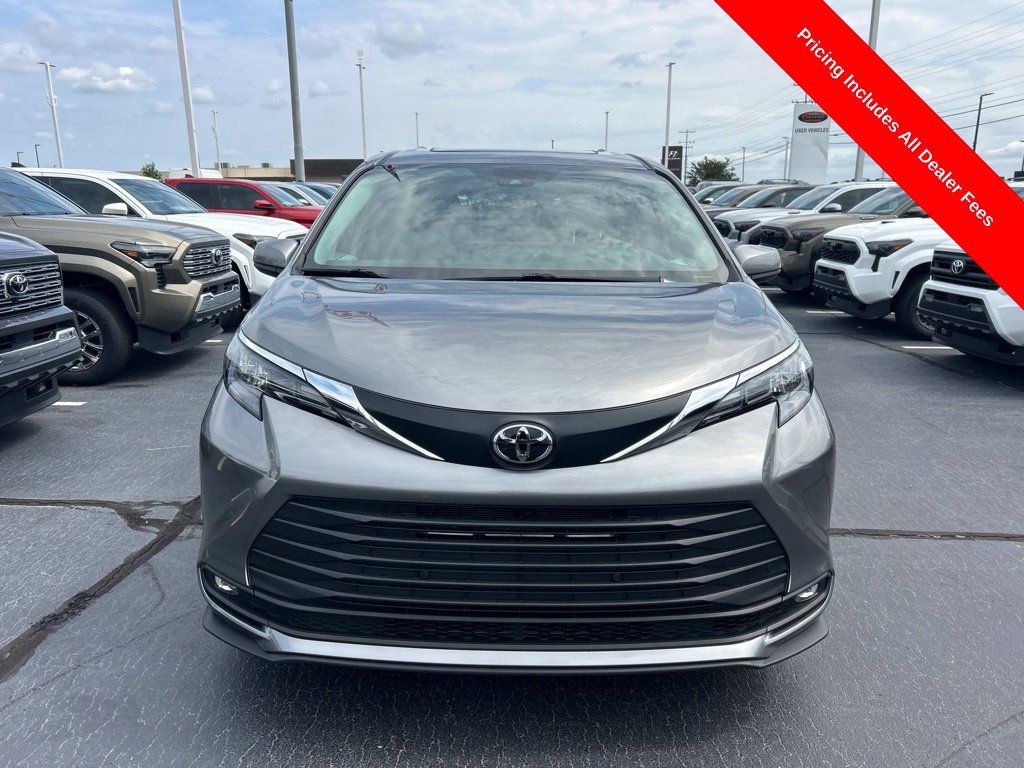 Used 2026 Toyota Sienna XLE FWD image 25