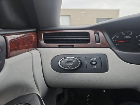 Used 2009 Chevrolet Impala LT w/ Luxury Edition Package image 24