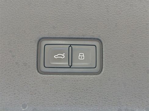 Used 2022 Audi Q8 Premium Plus image 26