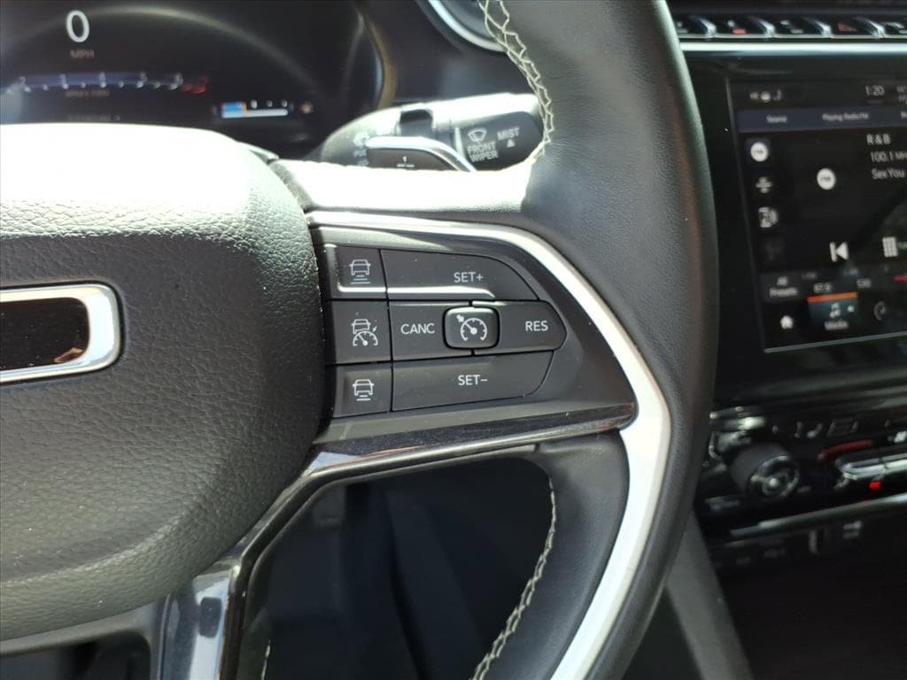 Used 2022 Jeep Grand Cherokee Laredo w/ Luxury Tech Group I RWD image 32