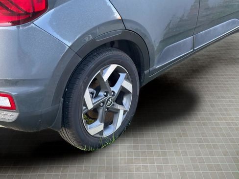 Used 2024 Hyundai Venue Limited image 16