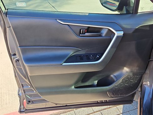 Used 2020 Toyota RAV4 LE image 11