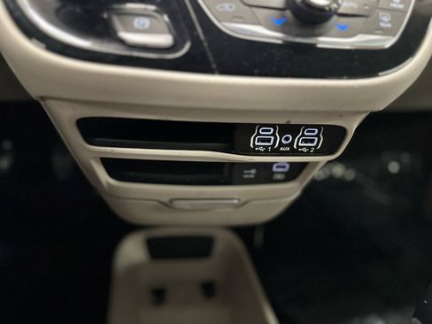 Used 2022 Chrysler Pacifica Touring-L image 23