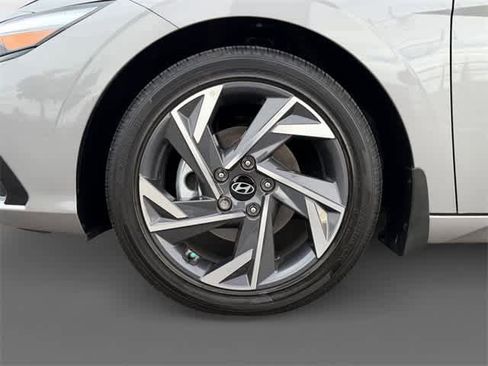 Certified 2025 Hyundai Elantra Limited image 9