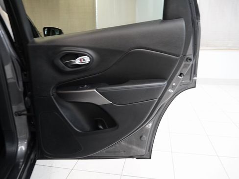 Used 2019 Jeep Cherokee Latitude Plus image 23