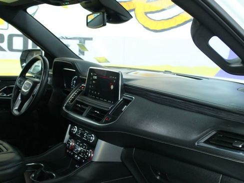 Used 2023 GMC Yukon XL SLT w/ SLT Luxury Package image 12