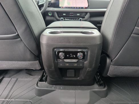 New 2026 Chevrolet Suburban RST image 33