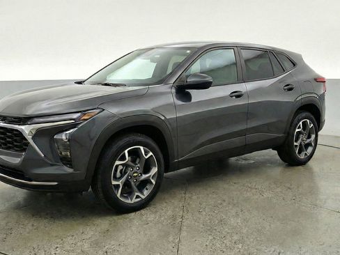 Used 2025 Chevrolet Trax LT FWD image 3