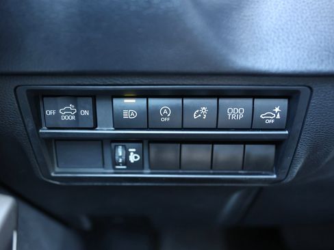 Used 2022 Toyota Tundra SR5 AWD/4WD image 31