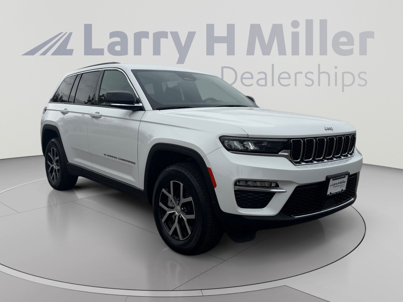 Used 2025 Jeep Grand Cherokee Limited w/ Trailer Tow Package AWD/4WD image 8