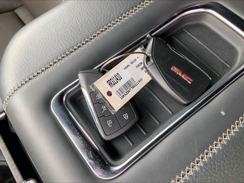 Used 2024 GMC Yukon Denali w/ Advanced Technology Package image 14