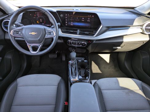 Certified 2025 Chevrolet Trax LT w/ LT Convenience Package FWD image 16