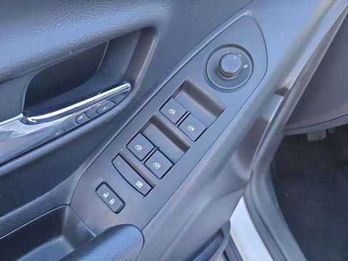 Used 2022 Chevrolet Trax LT w/ LT Convenience Package image 27