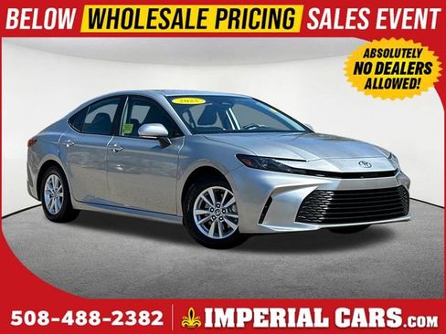 Used 2025 Toyota Camry LE w/ Convenience Package FWD image 1