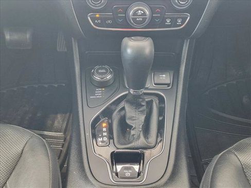 Used 2019 Jeep Cherokee Limited AWD/4WD image 12
