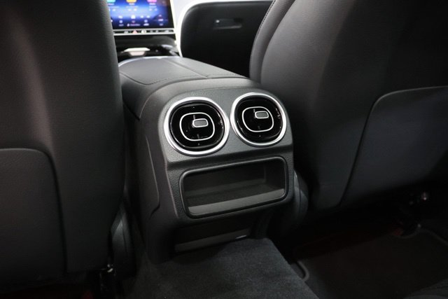 Used 2025 Mercedes-Benz C 300 4MATIC Sedan image 34