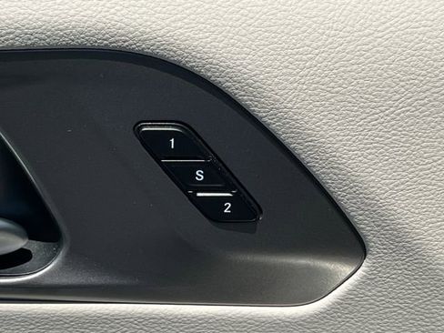 Used 2024 Chrysler Pacifica Touring-L FWD image 17