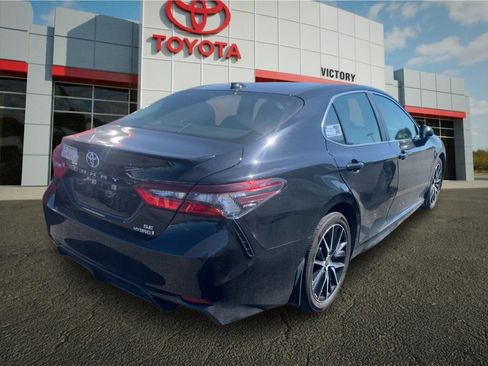 Used 2023 Toyota Camry SE FWD image 2
